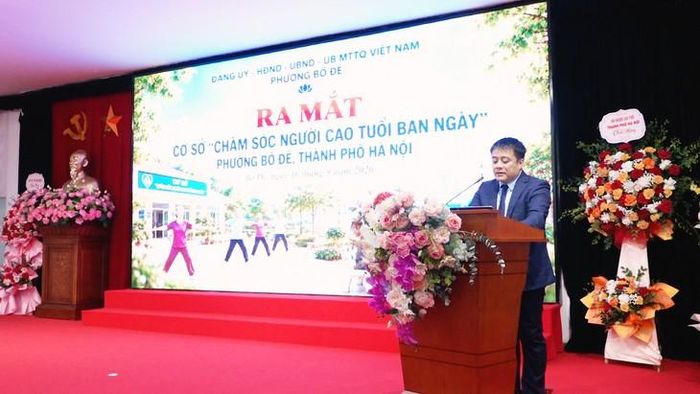 Ông Phạm Bạch Đằng - Chủ tịch UBND phường Bồ Đề phát biểu tại buổi ra mắt Cơ sở chăm sóc sức khỏe ban ngày cho người cao tuổi.