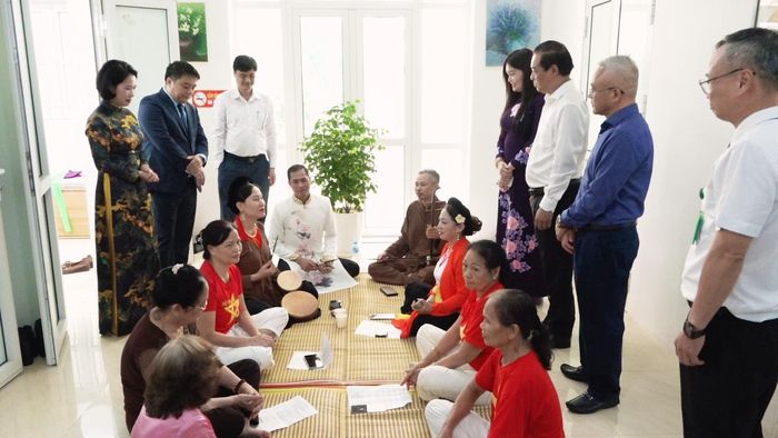 Theo Kế hoạch số 71/KH-UBND của UBND thành phố Hà Nội về thực hiện Nghị quyết số 72-NQ/TW của Bộ Chính trị và Chương trình hành động số 06-CTr/TU của Thành ủy, công tác an sinh và chăm sóc sức khỏe người cao tuổi được xác định là một trong những nhiệm vụ trọng tâm.