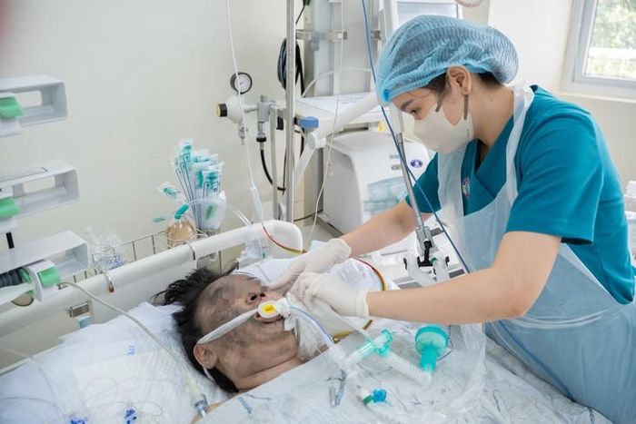 Bệnh nhân trong đám cháy được điều trị tại Bệnh viện Chợ Rẫy. Ảnh: BVCC.