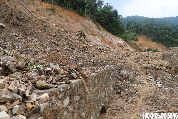 Bên cạnh các điểm sạt lở, một số công trình phụ trợ trên tuyến như cống thoát nước, rãnh dọc, kè chắn đất, đường cứu nạn và các hạng mục liên quan có dấu hiệu bị hư hỏng, ảnh hưởng do mưa lớn và sạt lở. Ảnh: H.D.