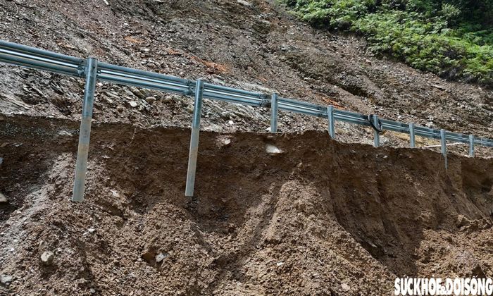 Qua nắm bắt tình hình ban đầu, trên toàn tuyến từ Km12 đến Km44 theo lý trình đường Nam Đông - A Lưới có 24 vị trí sạt lở. Ảnh: H.D.