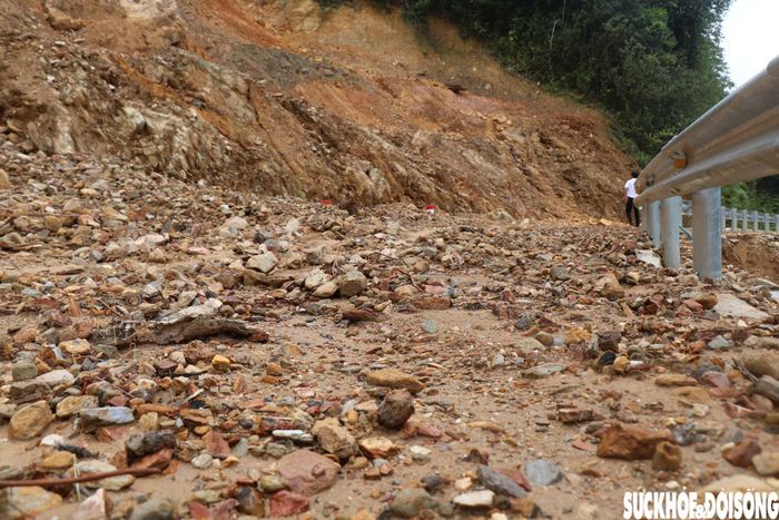 Trước mắt, triển khai các giải pháp khắc phục tạm thời, bảo đảm giao thông, trong đó ưu tiên các vị trí bị đất đá vùi lấp mặt đường, các vị trí có nguy cơ gây mất an toàn giao thông và các vị trí sạt taluy âm có nguy cơ tiếp tục ảnh hưởng đến nền, mặt đường. Ảnh: H.D.