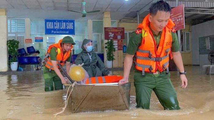 Các chiến sĩ trực tiếp đưa bệnh nhân, người nhà và nhân viên y tế qua những đoạn nước sâu. ẢNH: C.A