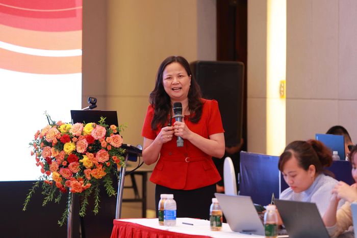 PGS.TS. Phan Thu Phương, Phó Chủ Nhiệm Bộ môn Nội Tổng hợp - Trường Đại học Y Hà Nội, Giám đốc Trung tâm Hô Hấp - Bệnh viện Bạch Mai tham luận. Ảnh: Thư Bùi