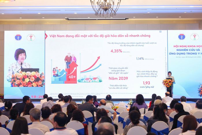 PGS.TS Vũ Thị Thanh Huyền, Trưởng khoa Nội Tiết – Cơ Xương Khớp, Bệnh Viện Lão Khoa Trung ương báo cáo tham luận tại hội nghị. Ảnh: Bùi Thư