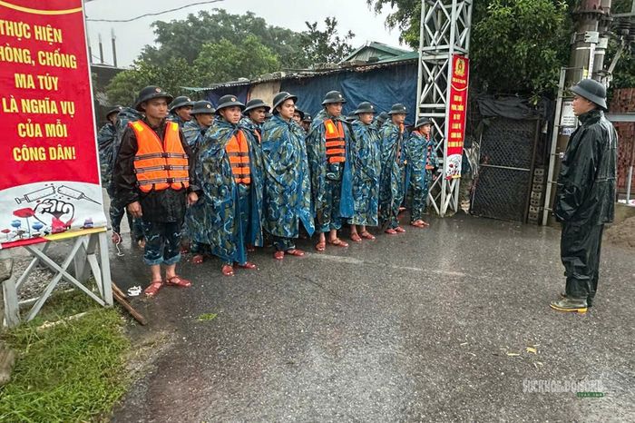 Cán bộ Tiểu đoàn 31 triển khai nhiệm vụ trước khi vào khu vực xung yếu. Ảnh: H. Thuần