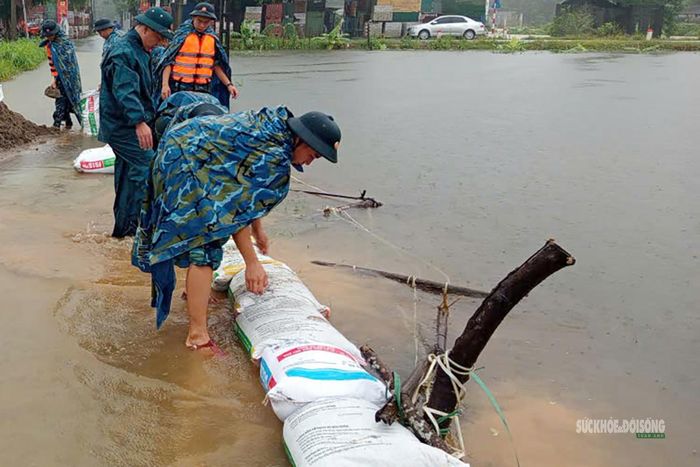 Những bao cát được xếp sát mép nước nhằm ngăn nước tràn. Ảnh: H. Thuần