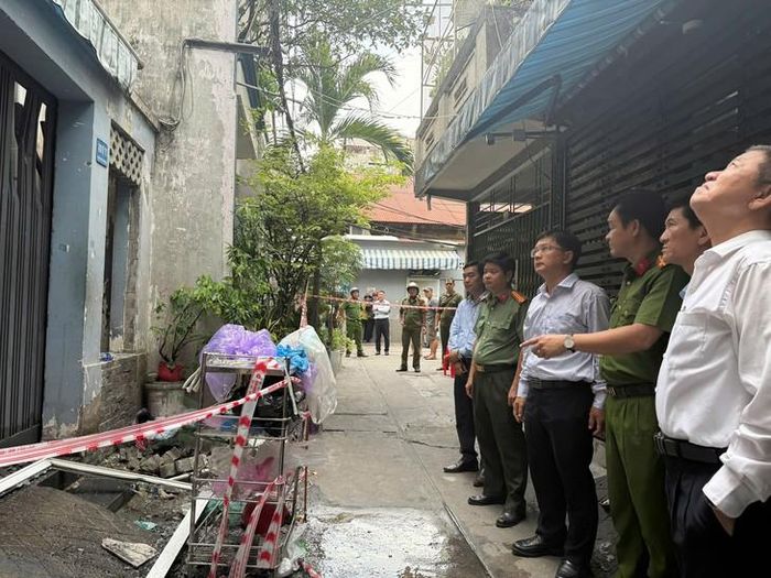 Phó Chủ tịch UBND TPHCM yêu cầu địa phương rà soát điều kiện, hoàn cảnh của gia đình các nạn nhân để thực hiện đầy đủ chính sách hỗ trợ. Ảnh: Cẩm Nương.