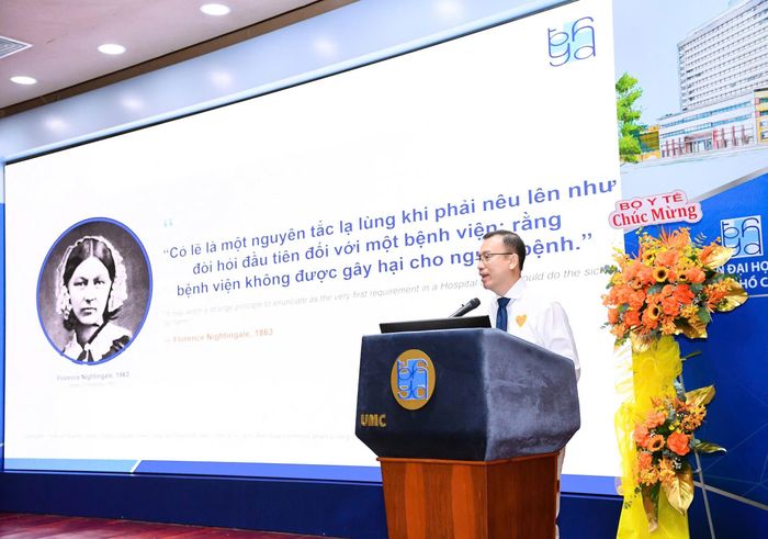 GS TS BS. Nguyễn Hoàng Định - Phó Giám đốc Bệnh viện Đại học Y Dược TP.HCM tham luận. Ảnh: LH