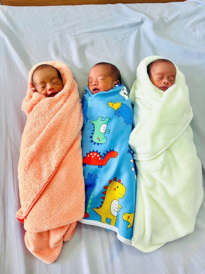 Sau hơn 22 ngày nỗ lực chăm sóc của y bác sĩ, 3 trẻ sinh non đã đạt các tiêu chí về sức khỏe, tự thở, bú tốt, tăng cân ổn định và ra viện hôm nay -17/9.  Ảnh: MH