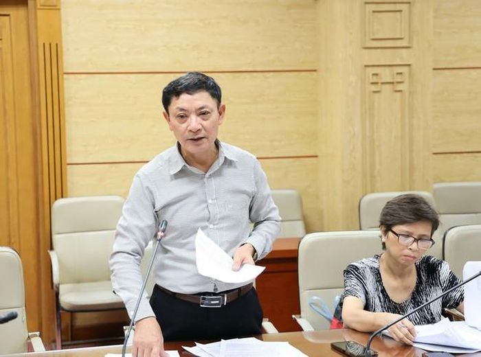 Các đại biểu thuộc Bộ Y tế và các bộ, ngành phát biểu ý kiến.  Ảnh: Trần Minh