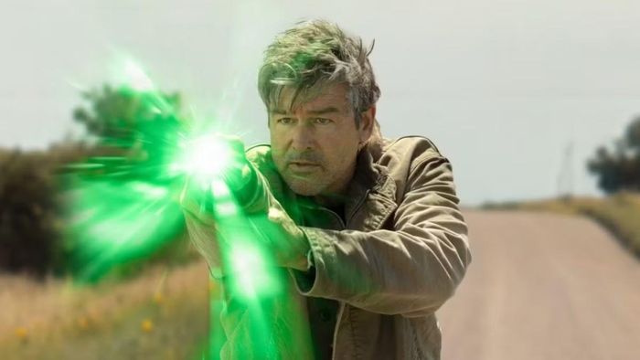 Kyle Chandler thể hiện vai Đèn Lồng Xanh nổi tiếng Hal Jordan.