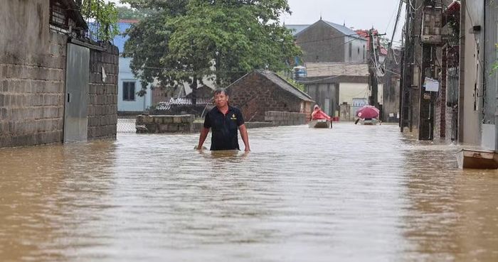 Nước sông Bùi dâng cao khiến một số khu dân cư ở phía Tây bị ngập nhiều ngày nay