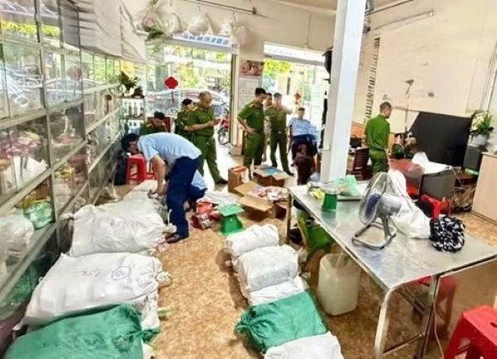 Lực lượng chức năng kiểm tra cơ sở kinh doanh trên địa bàn phường Đa Mai