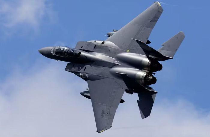 Đây được xem là một trong những phiên bản F-15 hiện đại nhất, với radar mảng pha quét điện tử chủ động AN/APG-63(V)3, hệ thống tìm kiếm và theo dõi hồng ngoại AN/AAS-42 Tiger Eyes, hệ thống tác chiến điện tử AN/ALQ-239 và thiết bị cảnh báo tên lửa AN/AAR-57.