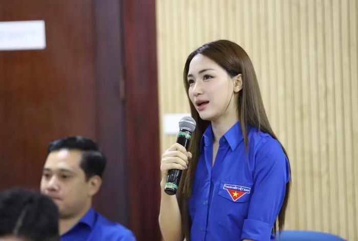 Hòa Minzy chia sẻ tại Hội nghị Đoàn Chủ tịch Ủy ban Trung ương Hội Liên hiệp thanh niên Việt Nam lần thứ 5. Ảnh: Hải Đăng