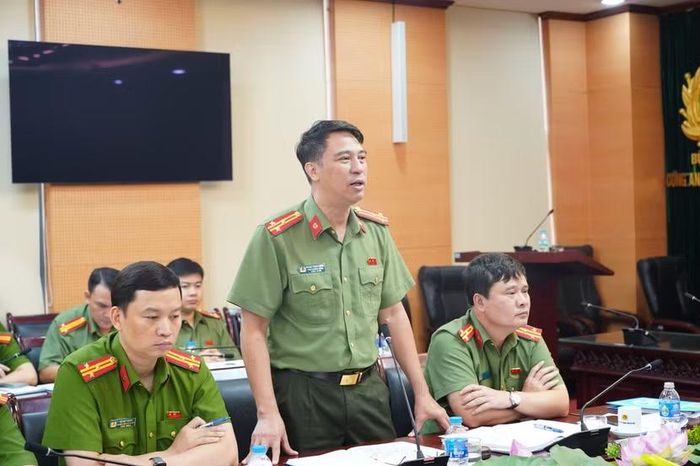 Thượng tá Hoàng Trọng Chung, Phó trưởng Phòng Tổ chức cán bộ phát biểu tại Hội nghị