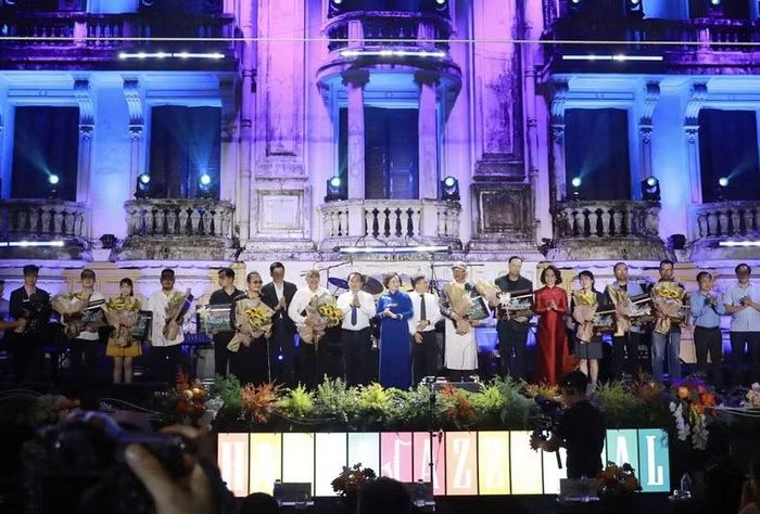 Lãnh đạo Trung ương và thành phố Hà Nội tặng hoa cho các nghệ sĩ tham gia biểu diễn.
