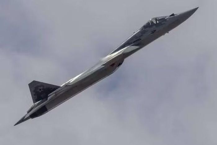 Gần đây một chiếc tiêm kích Su-57E đến Triển lãm Hàng không Quốc tế El Alamein diễn ra tại Ai Cập bằng cách sử dụng các thùng nhiên liệu bên trong khoang chứa hàng.