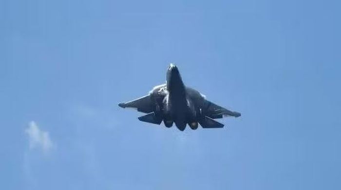 Tiêm kích Su-57 đã nhiều lần kiểm chứng các đặc tính thiết kế trong điều kiện chiến đấu thực tế. Tập đoàn Roótec cũng thường xuyên bàn giao các máy bay chiến đấu này cho Không quân Nga.