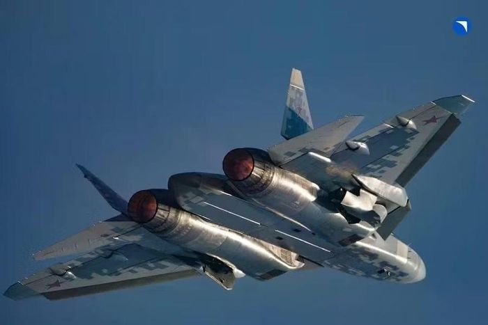 Tiêm kích Su-57E nổi bật với khả năng tàng hình, siêu cơ động và phạm vi vũ khí rộng. Vũ khí trang bị gồm tên lửa không đối không RVV-MD2 và RVV-OBD, tên lửa không đối đất Kh-38MLE, tên lửa hành trình Kh-69 và tên lửa chống radar Kh-58USHCE.