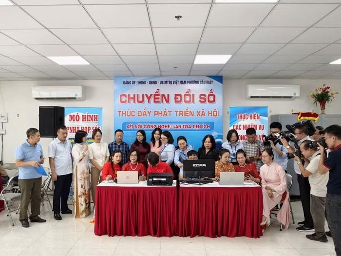 “Nhà họp số” không chỉ hướng tới việc hỗ trợ người dân sử dụng dịch vụ công trực tuyến mà còn mở ra một phương thức kết nối mới giữa chính quyền phường với cơ sở