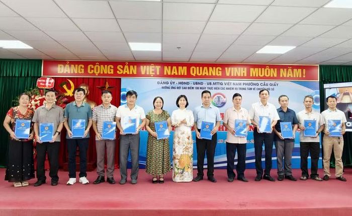 Lãnh đại UBND phường Cầu Giấy trao quyết định vận hành "Nhà họp số" cho các Tổ dân phố
