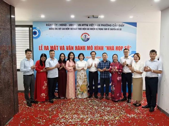 Cắt băng ra mắt "Nhà họp số"