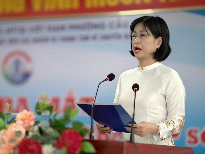 Đồng chí Nguyễn Thị Thu Hà - Phó Chủ tịch UBND phường Cầu Giấy phát biểu tại Lễ ra mắt "Nhà họp số"