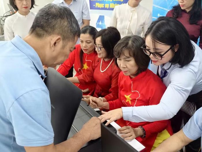 Người dân trải nghiệm thực hiện thủ tục hành chính tại "Nhà họp số"