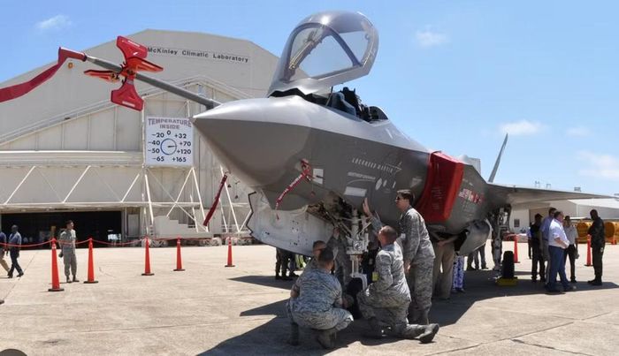 Washington hồi tháng 7 cũng duyệt thỏa thuận trị giá 1,96 tỷ USD để bán 20.000 rocket APKWS II cùng thiết bị liên quan cho Arab Saudi.