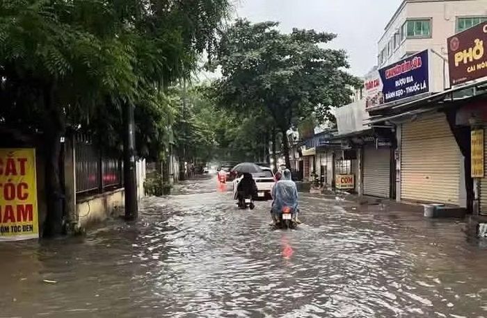 Tại Hà Nội, ở các điểm ngập sâu, ngập lâu nguy cơ dịch mầm bệnh vẫn còn sau nước rút.