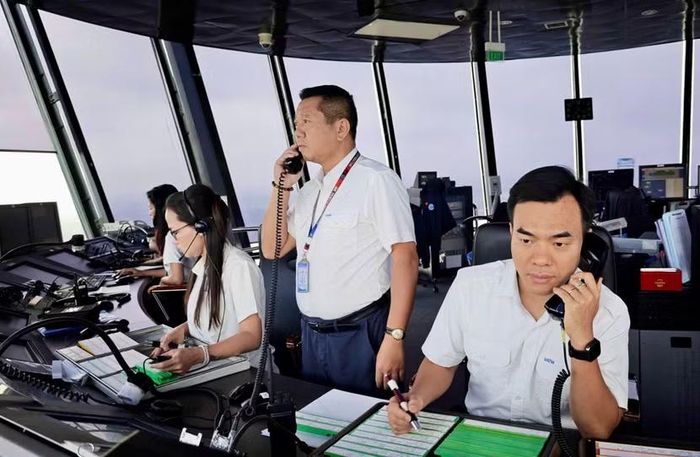 Kíp trưởng Bùi Khắc Vinh cùng kíp điều hành trong ca trực phục vụ chuyến bay chuyên cơ đưa Nhà vua và Hoàng hậu Thái Lan rời Việt Nam ngày 16/9