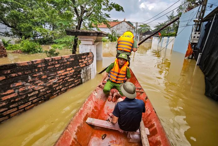 Công an xã Quảng Bị tuần tra bằng thuyền ở khu vực ngập sâu tại xóm Đồng Dâu để đảm bảo tài sản của người dân không bị xâm phạm