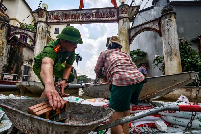 Công an xã Quảng Bị cùng người dân chung sức giữ từng đoạn đường...