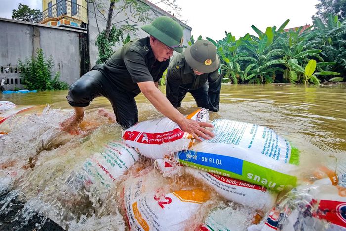 Lực lượng bảo vệ ANTT ở cơ sở cũng bám trụ, dồn sức giữ từng đoạn đường