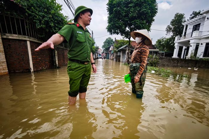 Công an xã Quảng Bị hỏi thăm người dân xóm Đồng Dâu, thôn Ninh Kiều, xã Quảng Bị