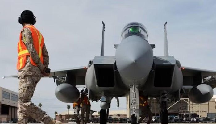 Ngoài ra, F-15SA còn có hệ thống trinh sát và theo dõi hồng ngoại AN/AAS-42, kính ngắm trên mũ bay, đường truyền dữ liệu Link 16, tổ hợp chỉ thị mục tiêu AN/AAQ-33 và hệ thống dẫn đường, nhắm mục tiêu AN/AAQ-13.