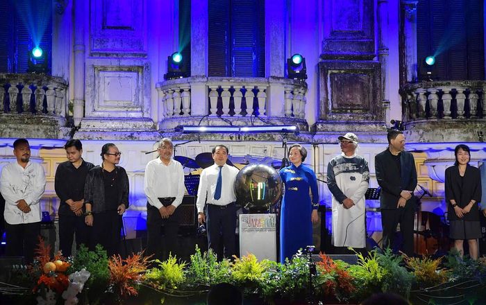 Các đại biểu thực hiện nghi thức khai mạc Liên hoan nhạc Jazz quốc tế Hà Nội.