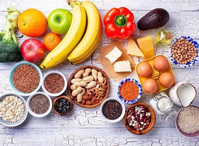 Chế độ ăn lành mạnh bao gồm thực phẩm như trái cây, rau, ngũ cốc nguyên hạt. Ảnh: TL.
