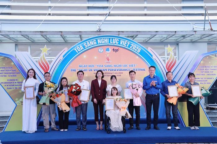 Ban tổ chức tặng hoa nhà tài trợ chương trình. Ảnh: PV