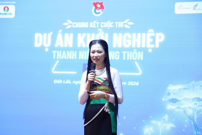 Thí sinh tham gia cuộc thi thuyết trình và trình chiếu video clip về dự án của mình. Ảnh: PV