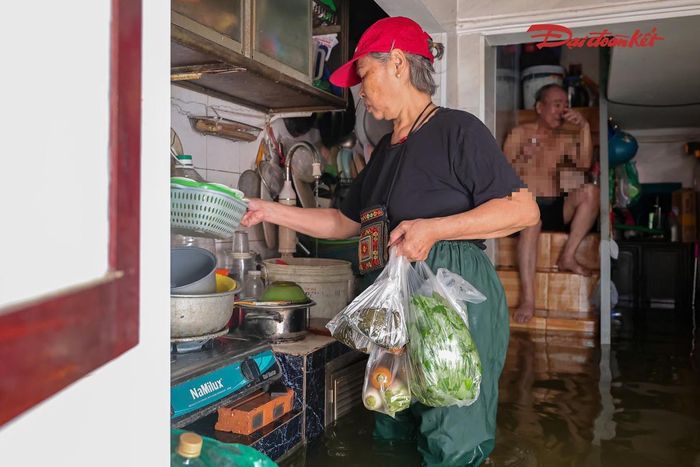 Theo bà Lan, từ ngày 17/9, mực nước bắt đầu rút nhưng tốc độ rất chậm. Đến nay, nước đã giảm khoảng 20cm, giúp gia đình có thể tiếp cận và sử dụng lại bếp gas.