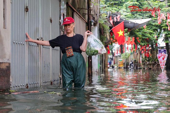 “Nhà tôi có người già, chồng lại là bệnh binh nên giờ mỗi khi cần mua đồ ăn, một mình tôi phải lội ra ngoài rồi mang về”, bà Lan chia sẻ.