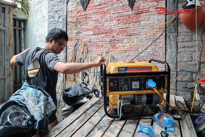 Mất điện, thiếu nước sạch, người dân phải dùng máy phát điện để vận hành máy bơm, bơm nước ra ngoài và đưa nước sạch lên bồn phục vụ sinh hoạt.
