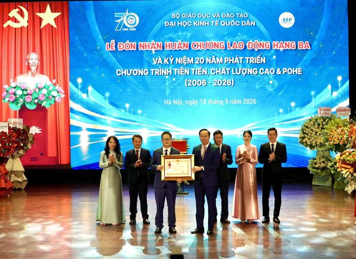 Viện Đào tạo Tiên tiến, Chất lượng cao và POHE, Đại học Kinh tế Quốc dân vinh dự đón nhận Huân chương Lao động hạng Ba.