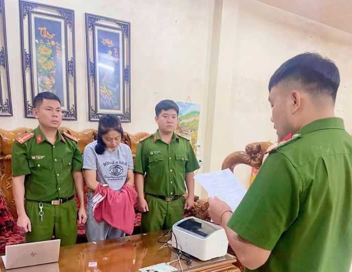 Lực lượng chức năng tiến hành đọc các lệnh khởi tố đối với Doãn Thị Huyền Trang. Ảnh: Công an phường Yên Bái.