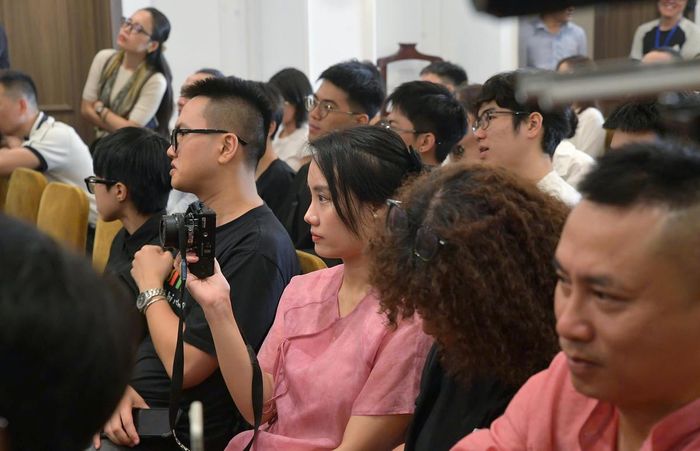 Người tham dự chăm chú lắng nghe những chia sẻ về Jazz và âm nhạc truyền thống. 