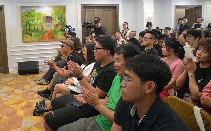 Không gian mở ra những cuộc trao đổi trực tiếp giữa nghệ sĩ và công chúng. 