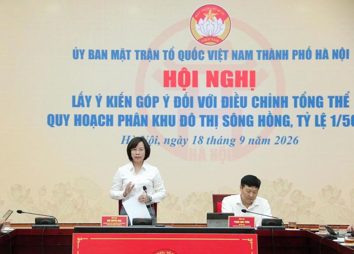 Bà Bùi Huyền Mai, Chủ tịch Ủy ban MTTQ Việt Nam thành phố Hà Nội phát biểu tại hội nghị góp ý. Ảnh: PV